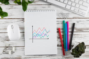 Un graphique de croissance superposé à une œuvre d'art contemporain, illustrant la synergie entre investissement, plus-value et défiscalisation.