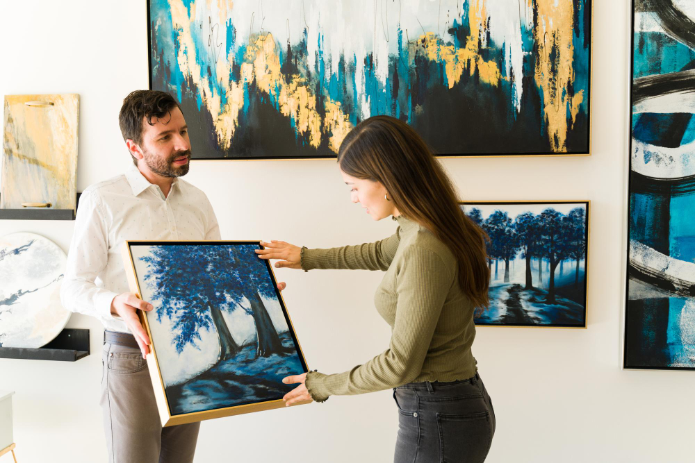 Un Art Advisor présentant une sélection d'œuvres à un comité de direction, illustrant le rôle de conseil stratégique pour une collection d'entreprise en France.