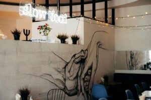 Des salariés travaillant dans un environnement de bureau inspirant grâce à l'intégration de l'art, illustrant une culture d'entreprise RSE réussie.