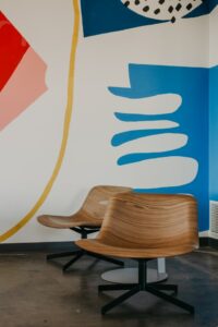 Une salle de réunion de PME valorisée par une œuvre d'art acquise en location avec option d'achat, démontrant un cadre de travail moderne et inspirant.