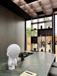 Une sculpture contemporaine installée via le leasing d'œuvres d'art dans le hall d'accueil d'une entreprise en France, illustrant la fusion de l'art et du monde des affaires.