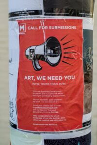 Un tableau d'art moderne ou contemporain est exposé dans le hall ou un bureau d'une entreprise moderne. L'image illustre visuellement la connexion entre l'acquisition ou le mécénat d'une œuvre d'art et la Responsabilité Sociétale de l'Entreprise (RSE).