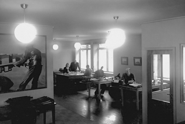 Un cabinet de profession libérale (avocat, médecin) sublimé par une œuvre d'art acquise en location financière, illustrant le professionnalisme et le bon goût.